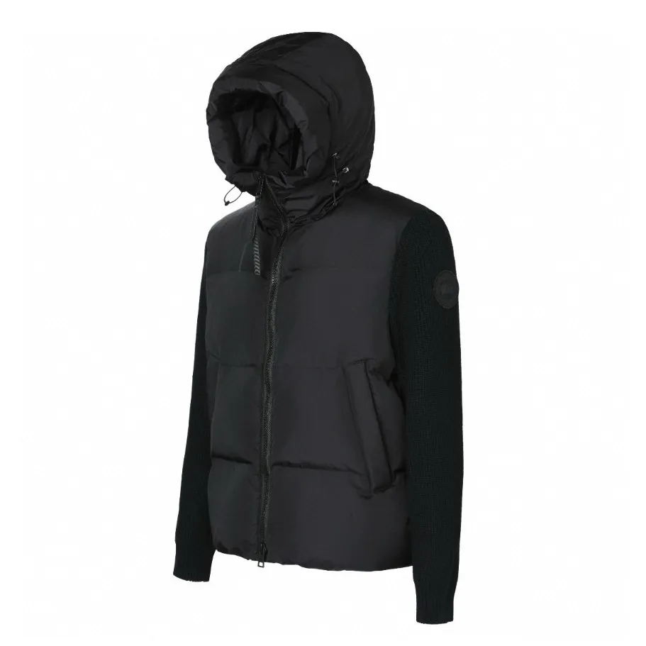 P910 [Exclusive supply] Canada Goose woolen sleeve hooded down jacket (black) The fabric is made of 90 national standard high-quality white duck down, selected high-fill velvet, weighing 170g, light and warm, with excellent temperature locking performance and good resilience. The fabric is made of high-quality protective nylon fabric, which not only enhances the wear resistance of the surface, but also takes into account wind resistance, ensuring excellent performance in various harsh weather conditions. Three-dimensional quilting technology and precise thread reinforcement prevent lint from being drilled and ensure that the fluffy and resilient elasticity lasts like new. The 7-needle medium-thick knitted structure uses thicker yarns to weave woolen fabrics with obvious thickness and weight. The texture is clearly visible and has a rough, retro texture. It has a good skeleton feel and is relatively stiff, and can maintain the silhouette of the clothing for a long time. It also provides more layers of still air to lock in heat. There is the brand's exclusive LOGO on the woolen sleeve arms, which is not obvious in the photo. Size:S-M-L-XL